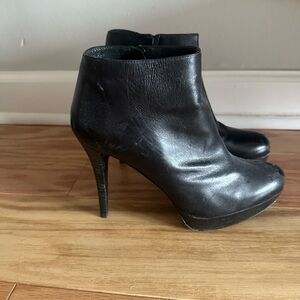 Stuart Weirzman Black leather ankle boots with a 3.5" heel